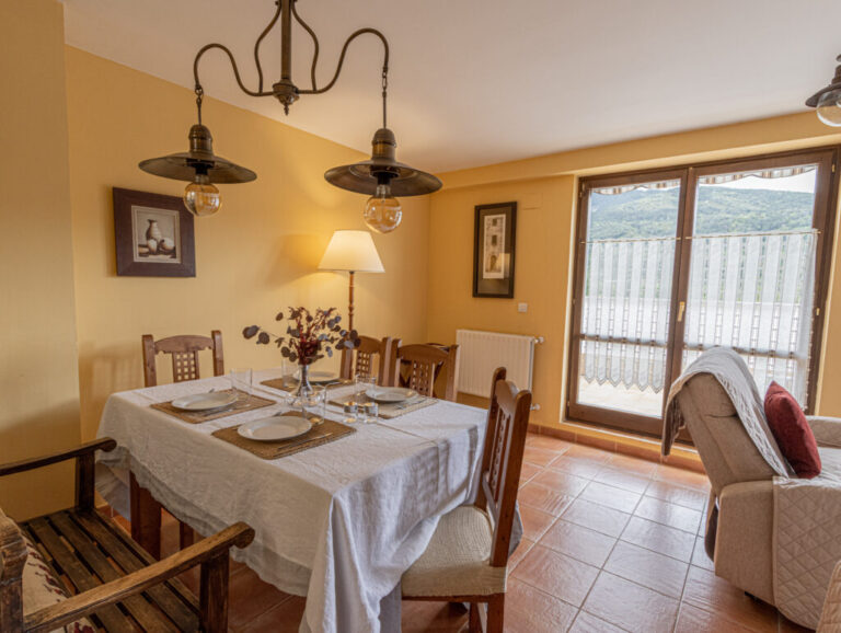 Casa Nora en Villanúa: Perfecta para tus Vacaciones de Verano en los Pirineos